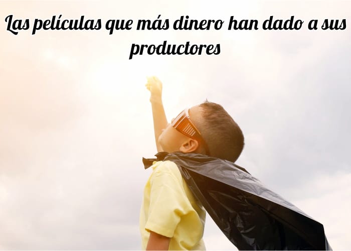 nino-con-capa-sonando-ser-el-super-heroe-de-una-pelicula
