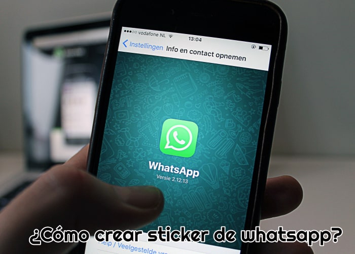 persona-entrando-al-wasap-desde-el-movil-para-crear-un-sticker
