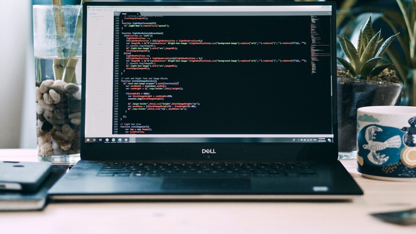 Portátil con un editor de código abierto para escribir pruebas unitarias