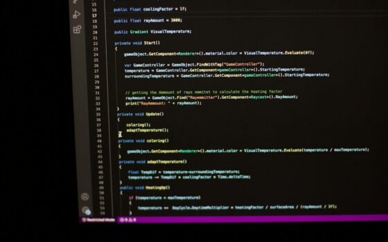 Código fuente en una pantalla oscura, preparado para escribir pruebas unitarias