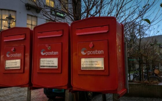 Fila de buzones rojos para escribir a la redacción de FireUnit