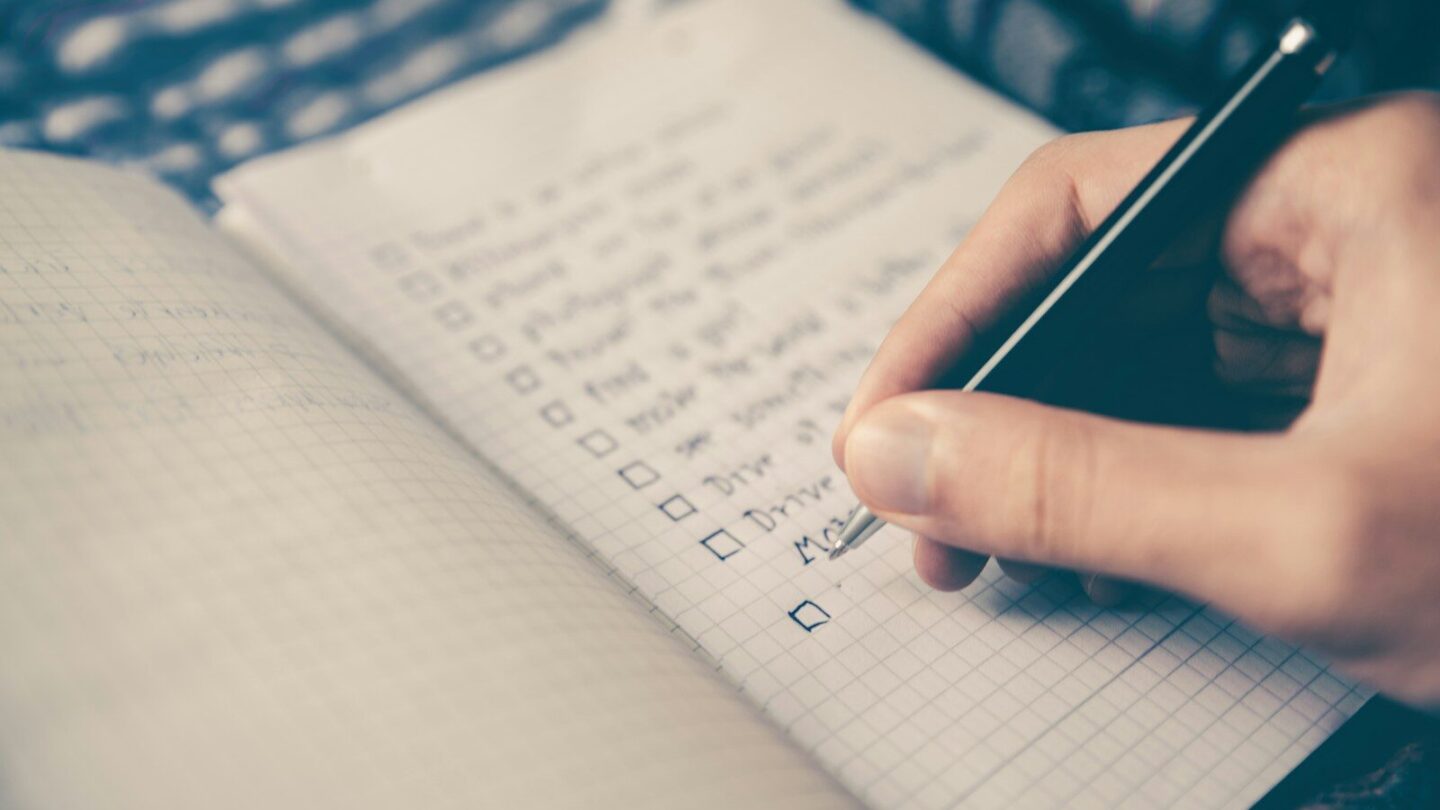 Mano marcando una lista de comprobación, como las buenas prácticas de las pruebas unitarias