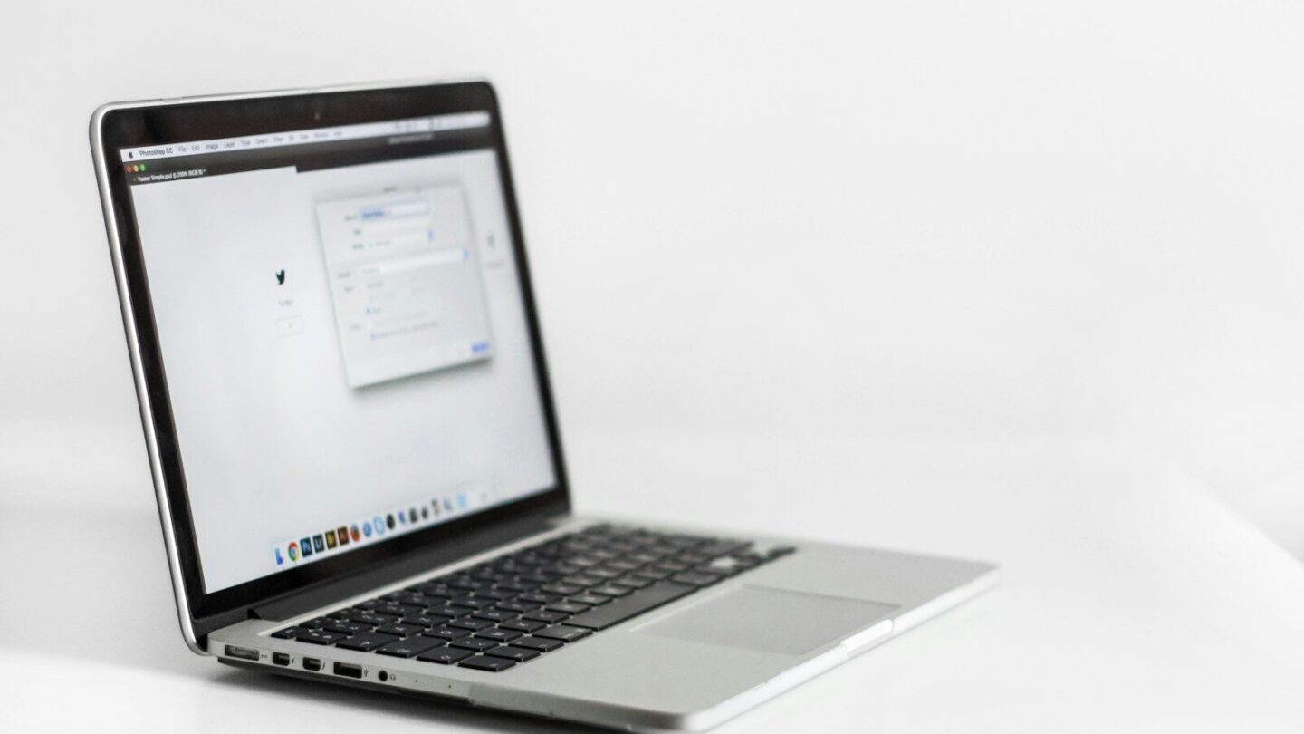 Portátil abierto con el navegador listo para añadir extensiones de Firefox